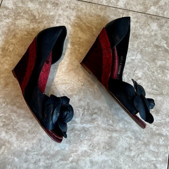 Chanel Camellia Flower Wedge Sandals, Black and Red Size 37 1/2 (Euro) 7 (US) - Picture 2 of 5